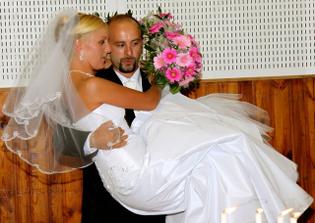 ženích nesie nevestu k stolu