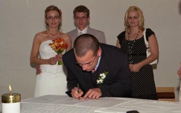 Tak a ešte podpisy svedkov, nevestina sestra Blanka a ženíchov bratrance Ondřej