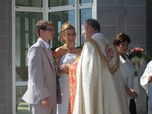 Gratulácia a prianie veľa lásky do života z úst pána dekana Hlaváčika.