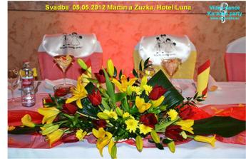 naša krásna ikebana na svadobnom stole