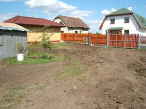 Pohled na konec zahrady k bráně - 2009