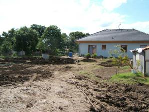 Pohled na domeček z konce zahrady - 2009