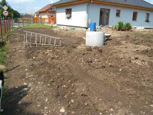 Pohled na domeček z boku zahrady - 2009
