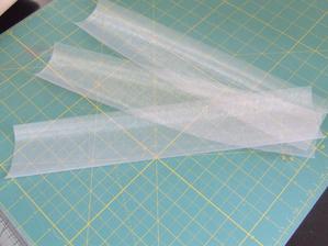 organza nařezaná na pruhy o šířce cca 8 cm