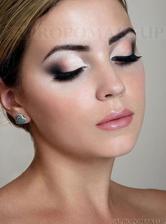 Make-up :) Budu se vdávat v brýlích abych viděla na ženicha :D Takže nejspíš něco výraznějšího, ať i pod brýlemi mám výrazné oči :)