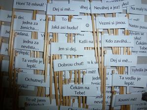 Děkuji za krásnou inspiraci u jedné z Vás. Naaranžujeme je do canapés připravených na uvítanou hostů.