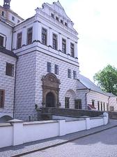 Toto je místo činu-zámek Pardubice. Pokud to počasí dovolí bude obřad na zámeckých valech. Pokud bude šeredně spácháme to v rytířském sálu. Vše je již domluveno.