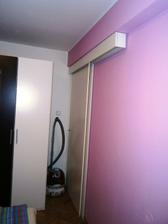 PO - nový strop (zateplení, sádrokartony), traverza taky ze sádrokartonu, posunovací dveře