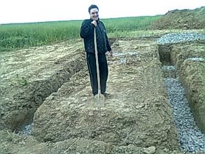 31.5.2012 začíname. Manžel sa tvári, že makal, v skutočnosti doniesol len lopatu :-)