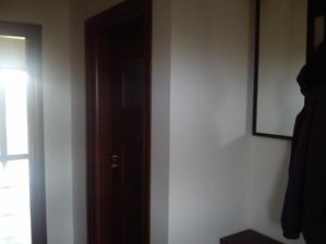 otvorené dvere sú do domu a zatvorené do malého WCka