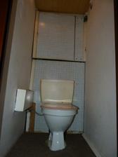wc sa posunie do prechodovej chodbicky