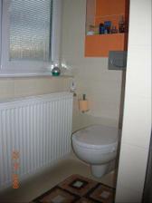 WC za sprchovym kutom