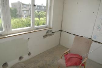 Ložnice červen 2010 - tady máme ještě původní okna, vše je vybouráno a už nové rozvody elektřiny...