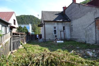 Museli sme spilit ceresnu. Na pozemku pod travou sa nasli aj take skvosty ako kocik, vysavac, barle, natacky, kluce, lopatky atd....