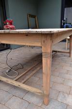 Ale má 2 metre (to len tak made in sk nezoženieš) a práve vdaka pobytu na slnku a daždi chytil krásnu patinu. Len som ho jemne prebrúsila a vyskočila krásna farba starého čerešňového dreva