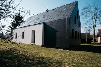 Další dom od susedov, kde ostala zachovaná len malá časť, toto je už príliš na môj vkus ale kto má rád nezvyčajné toho poteší