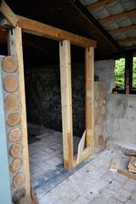 Cordwood (krčkové zdivo) je stará technika používaná aj u nás. Relatívne lacná stavba z palivového dreva, dá sa tak postaviť celý dom.