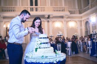Svadobná torta Nelly Czibor, sklenený stol s kvetmi-Pretty Wedding