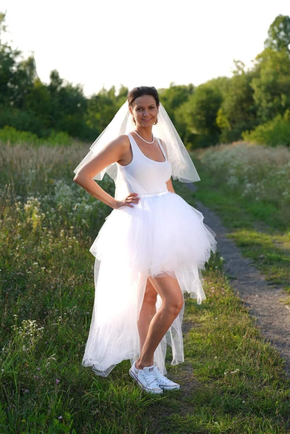 Originální svatební asymetrická tylová tutu sukně s vlečkou - Obrázek č. 2