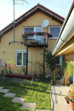 a balkon este raz....tato strana domu sa bude este zateplovat takze kable nebudu vydiet a stoziar pojde prec