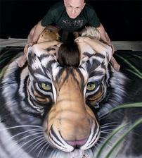 Umelec Craig Tracy chce s touto maľbou upozorniť ľudí na to, že na svete žije už iba pár sto kusov tigra sibírskeho (Neofelis tigris altaica).