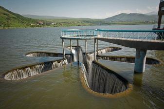 Bezpečnostní přeliv vodního díla (Jermuk, Arménie)