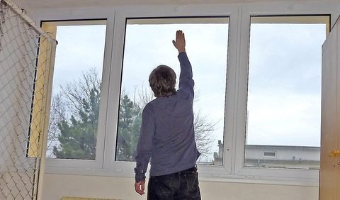 Stavebné omyly a nepodarky - Nedosiahnuteľné kľučky na oknách sú namontované na viacerých miestach Prešovskej univerzity (PU).