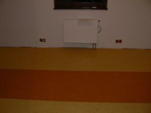marmoleum v ložnici-barva doladěna s vypínači zásuvkami i zatemnující roletou Velux