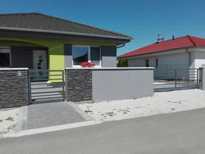 Este nas caka vydlazdit parkovacie miesta pred domom a vedla domu