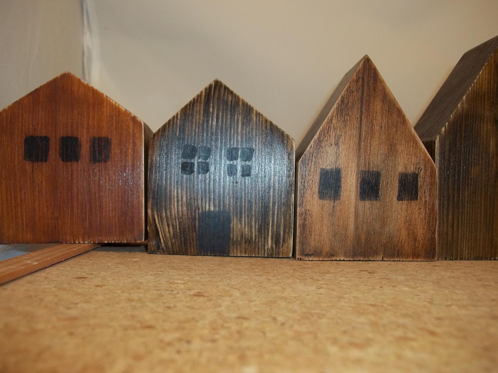 Ulička z drevených domčekov - Obrázok č. 2