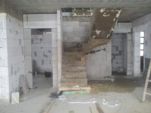 no dnes sme murovali priecky v lavo kupelka a na pravo zachod a celkom v pravo vstup do chodby