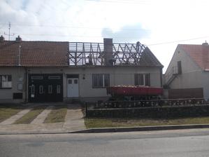krytina je sundaná, teď se pujde na latě a trámy