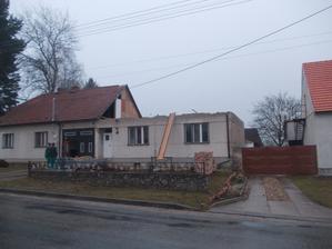 celá střecha je pryč, štít na pudů je skoro zabouchaný