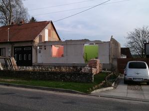 vybourané okna a začínáme oklepávat cihle