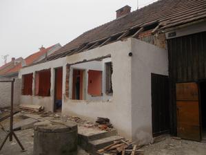 okna a dveře jsou vybouraná, sundaná část krytiny