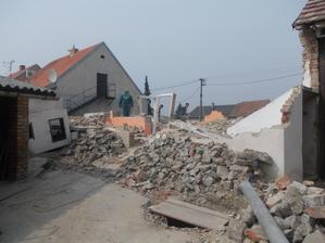 všimněte si vlevo udírny, i po strhnutí traktorem zustala celá