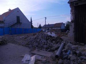 poslední hromady suti, které se použijí do základů