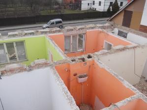 zelená byla ložnice,pak oranž. obývák a bílá chodba, potom zleva komora,WC a kuchyně