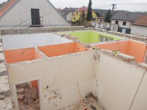 bílá byla kuchyně, oranž. chodbička a v WC, vetší oranž. obývák,zelené ložnice, bílé komora