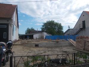 sklepy jsou z větší části zasypané, připravují se odpady a šalují se základy na dvoře