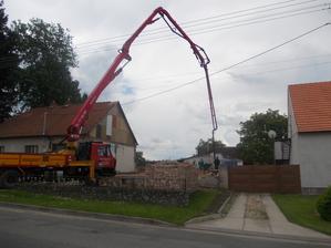 betonují se základy na dvoře