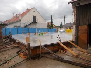 beton, druhý den po betonovaní