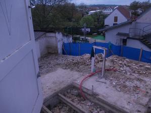 pohled z pudy, dveře vedly do komory