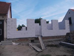 první okno bude děcák,pak vchod, pracovna a třetí ložnice