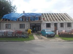 krytina na druhém domě je sundaná, teď se pujde na latě a musí se prodloužit trámy