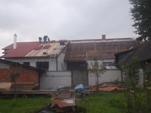 naše se pokrývá, stará střecha je skoro zalatovaná