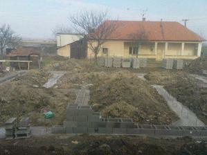 Dňa 31.3. 2009 sme robili základy v zemi, pokračujeme tvárnicami ako vonkajšími základmi.