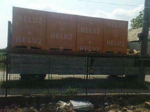 doviezli nám tehlu Heluz 5.5.2009