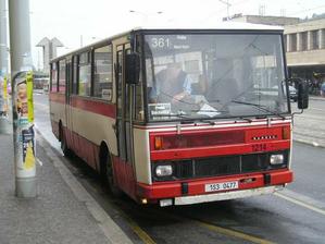 Odvoz pro svtebčany, je jich kolem 50, no... chtěli jsem co nejsterší, ale tohle je jediný tip, ketrý máme s tím, že je to Hnědá Karosa a bez čísla :oD