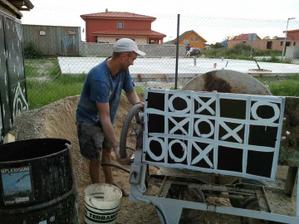 miesacku jeden tipek tlacil rozbitu rozobratu do kovosrotu a jeden znami ho odchitil a dal mi ju tak som dal visustruzit par veci,vyratal som otacky zavaril nejake veci kormidlo som viplietol koleso zo stareho bicikla a miesacka jak lusk